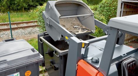 Hako Sweepmaster B800 R veegmachine met opvangbak leegstorten in vuilcontainer